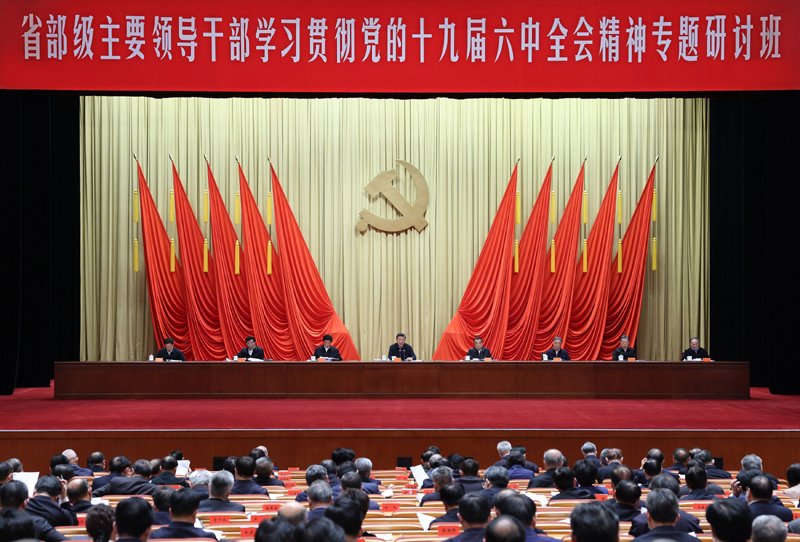 　　1月11日，省部级主要领导干部学习贯彻党的十九届六中全会精神专题研讨班在中央党校（国家行政pg麻将胡了2
）开班。中共中央总书记、国家主席、中央军委主席习近平在开班式上发表重要讲话。李克强、栗战书、汪洋、王沪宁、赵乐际、韩正、王岐山等出席开班式。新华社记者 王晔 摄